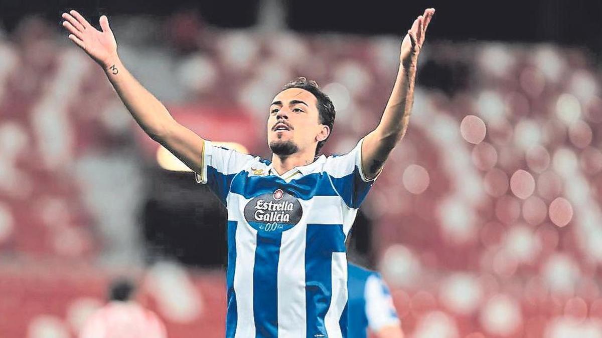 Giacomo Quagliata, con los brazos en alto durante un partido del Deportivo esta temporada.