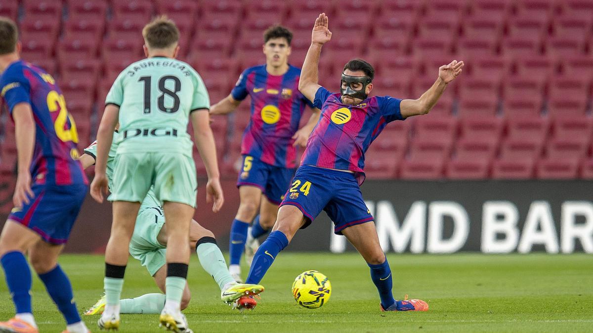 Eric García disputa un balón en el regreso al Camp Nou