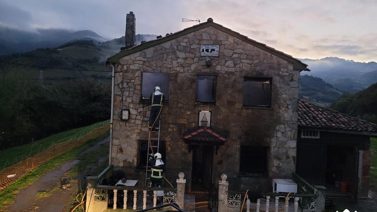 Los bomberos trabajan en el incendio.