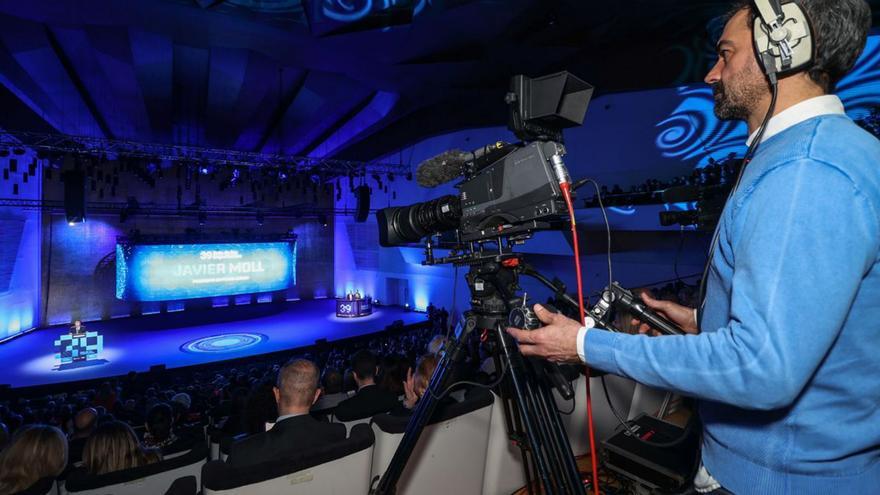 Personal de informacióntv cubriendo la 39ª gala de los premios «Importantes».