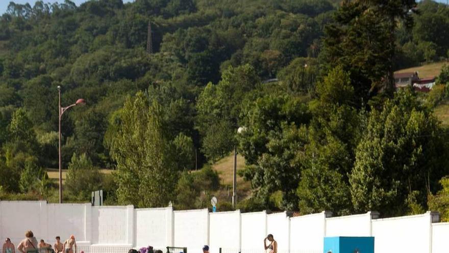 Bañistas en las piscinas de Riaño.