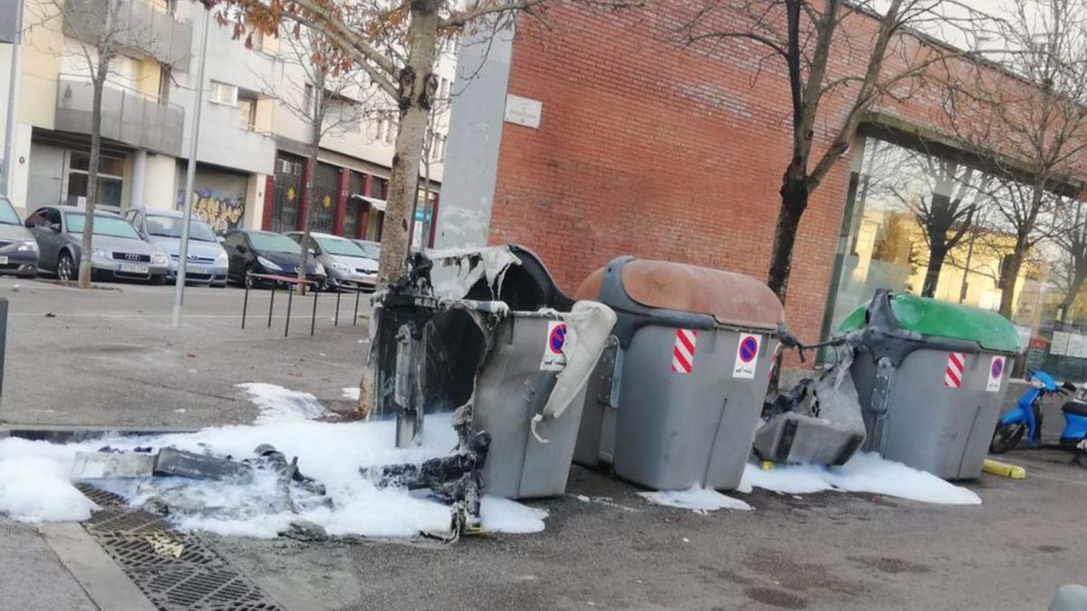 Restes de contenidors cremats al carrer Bernat Boadas.  | DDG