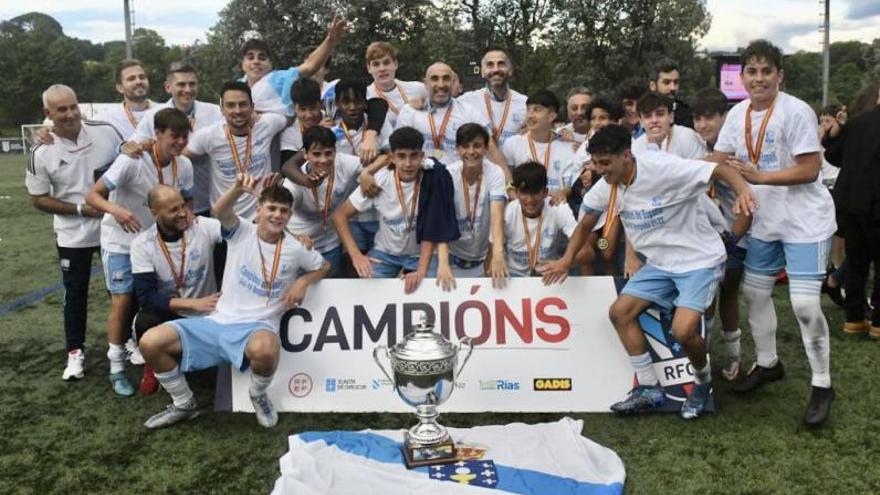 La selección gallega posa con el trofeo tras la final. // FUTGAL