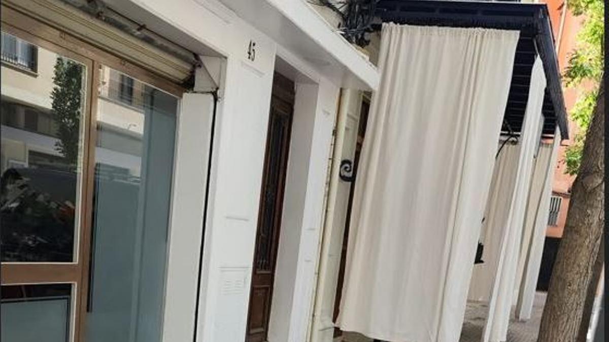 El cerramiento con cortinas que ha indignado a los vecinos de Santa Catalina.