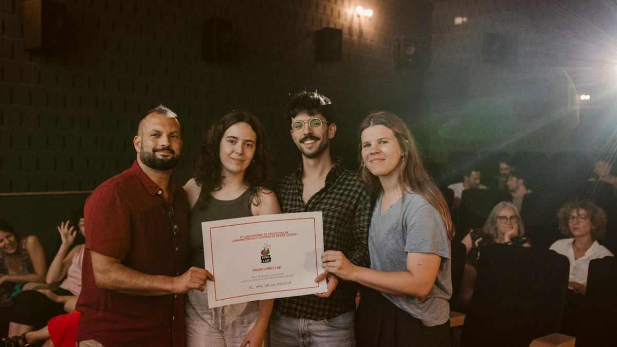 La zaragozana Lucía Pérez y sus compañeros reciben el premio.