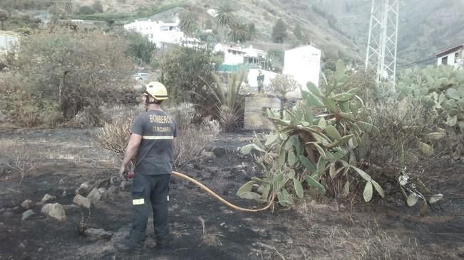 Arden tres terrazas de cultivo junto a unas casas en el Valle de Agaete