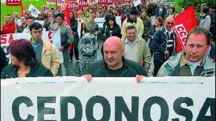 Un millar de personas se manifiestan en Catoira por la continuidad de Cedonosa