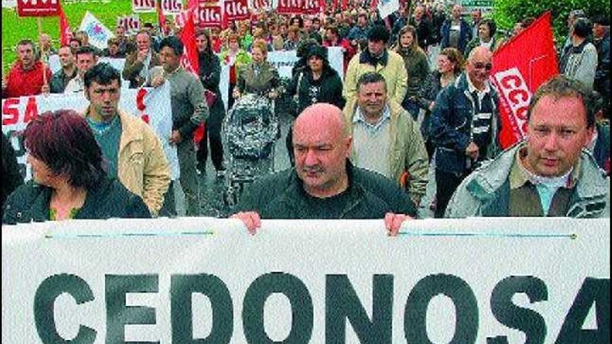 La manifestación en defensa de la continuidad de Cedonosa en Catoira reunió a un millar de personas. / iñaki abella