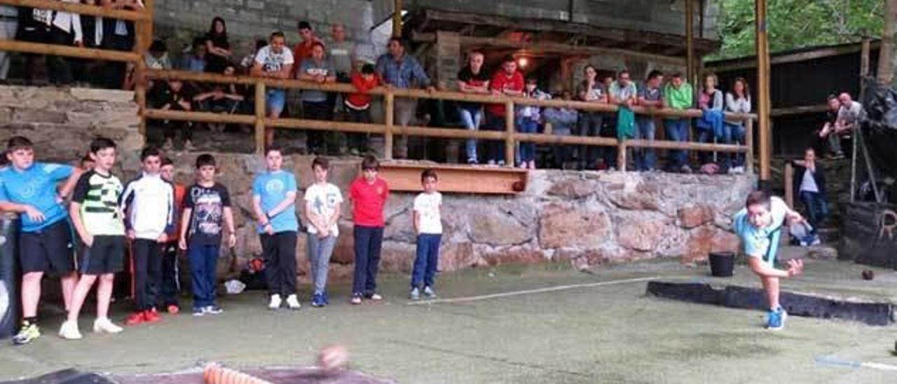 Integrantes de la peña Mieldes que se proclamaron campeones en el torneo de Laciana.