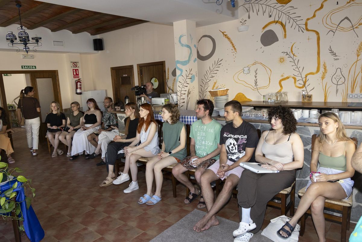 Convenio para la cesión del albergue de La Almudema, donde jóvenes artistas europeos pasan temporadas para realizar diferentes proyectos