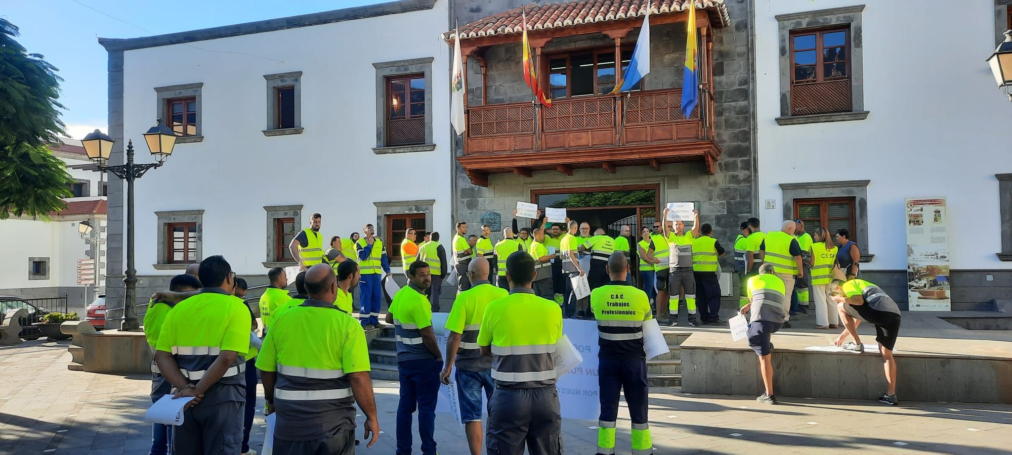 Un nutrido grupo de trabajadores de la cementera y de empresas subcontratadas se concentran a las puertas del Ayuntamiento de San Bartolomé de Tirajana.