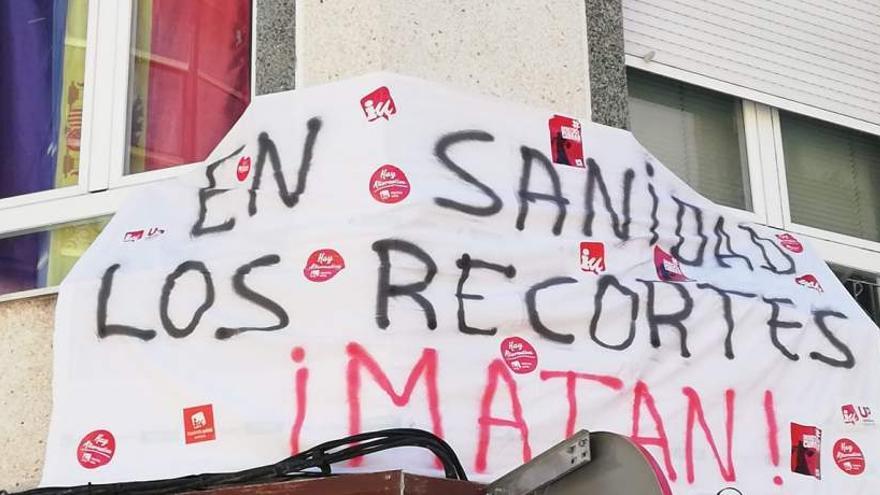 Pancarta en la sede de IU Benavente contra los recortes en sanidad pública. / E. P.