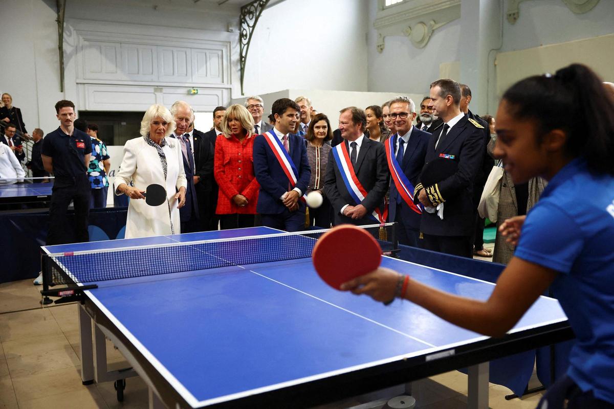 Camila juega al ping pong en su viaje oficial a Francia