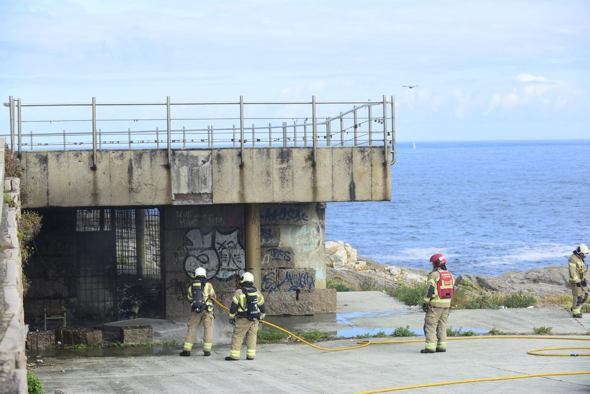 Incendio en los bajos del Obelisco Millenium, en A Coruña