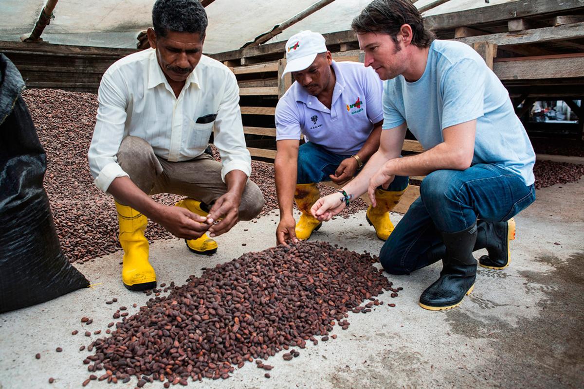 Santiago Peralta (a la derecha) junto a otros dos agricultores.