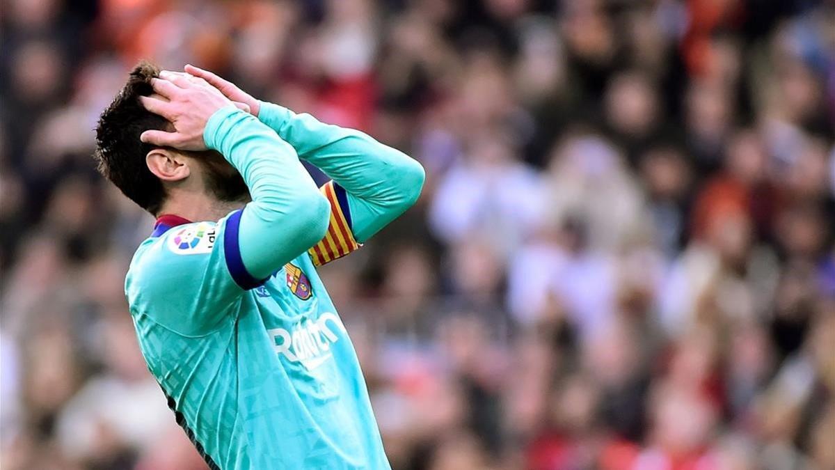 Lionel Messi se lamenta de la última oportunidad malograda ante el Valencia el sábado.