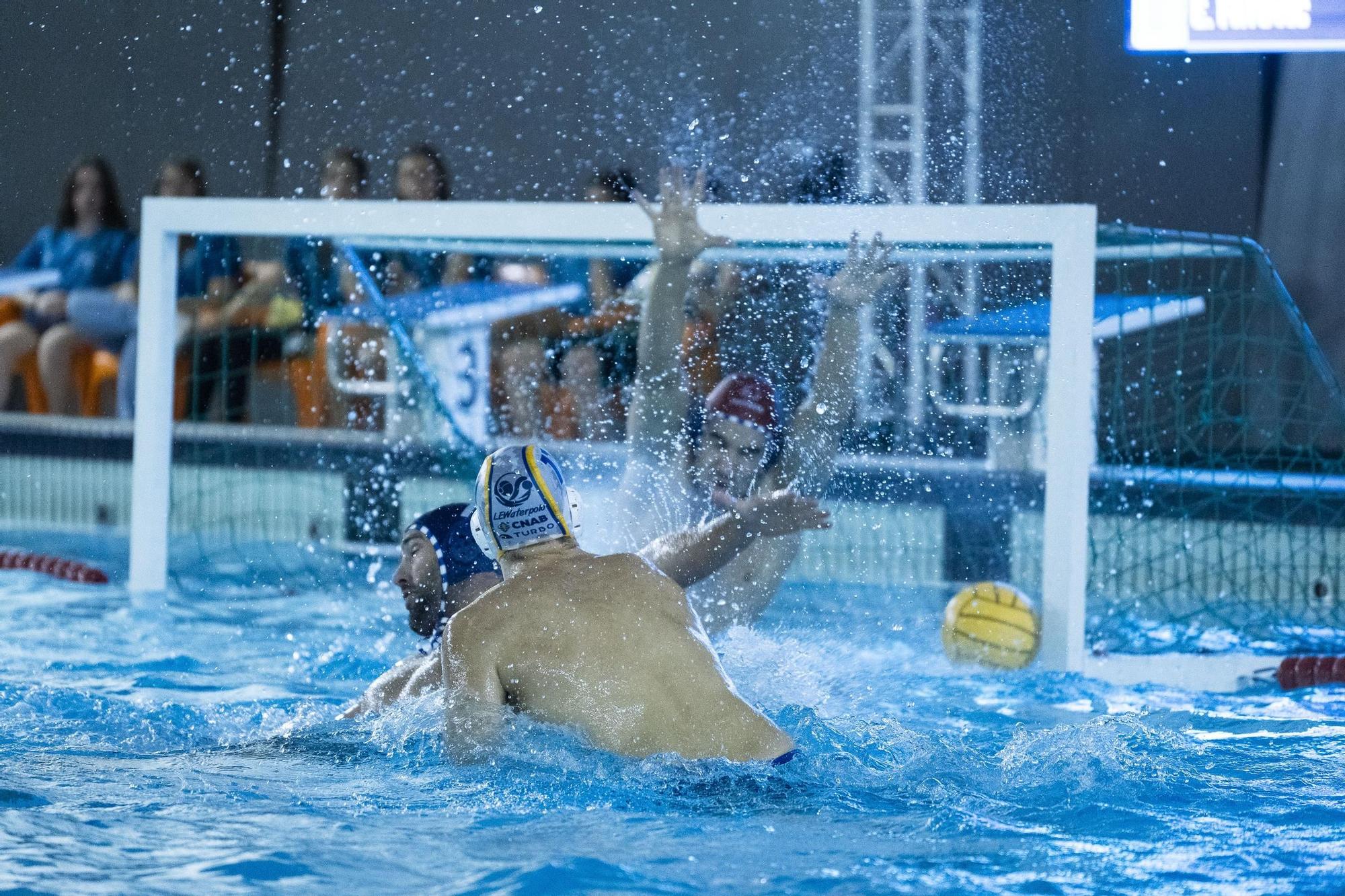 Imatges de la final de la Copa Catalunya de waterpolo entre l'Atlètic Barceloneta i el CN Sabadell