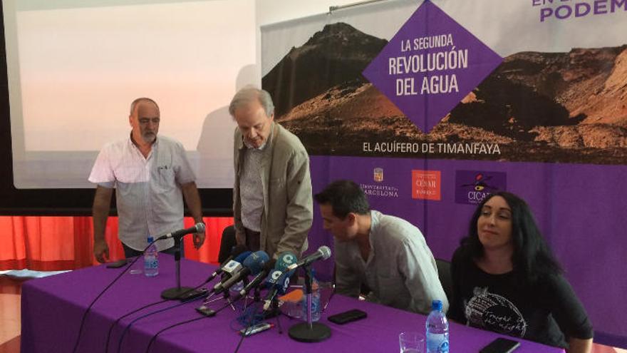 De izquierda a derecha, Pablo Ramírez, Carlos Soler, Carlos Meca y Griselda Martínez, este jueves en la Sociedad Democracia de Arrecife, momentos antes de la presentación del estudio sobre el agua en el subsuelo del Parque Nacional de Timanfaya.