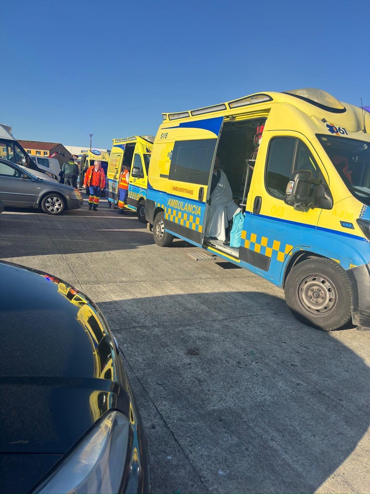 Uno de los náufragos, atendido por hipotermia y ansiedad.