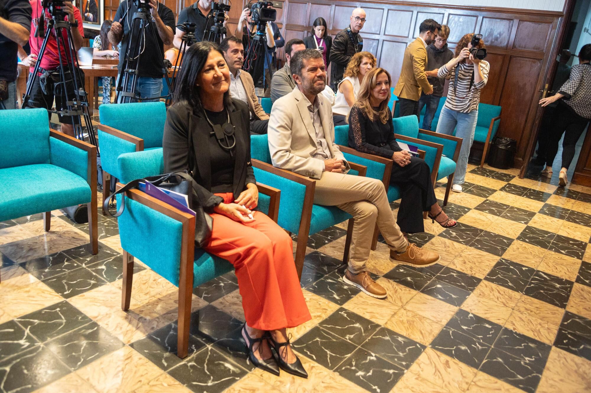 Reunión entre el rector de la ULL, Francisco García, y la presidenta del Cabildo de Tenerife, Rosa Dávila.