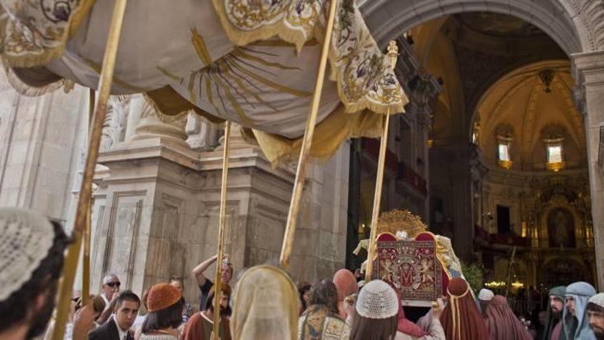 Imágenes de varios instantes de la celebración de la procesión del entierro de la Virgen.