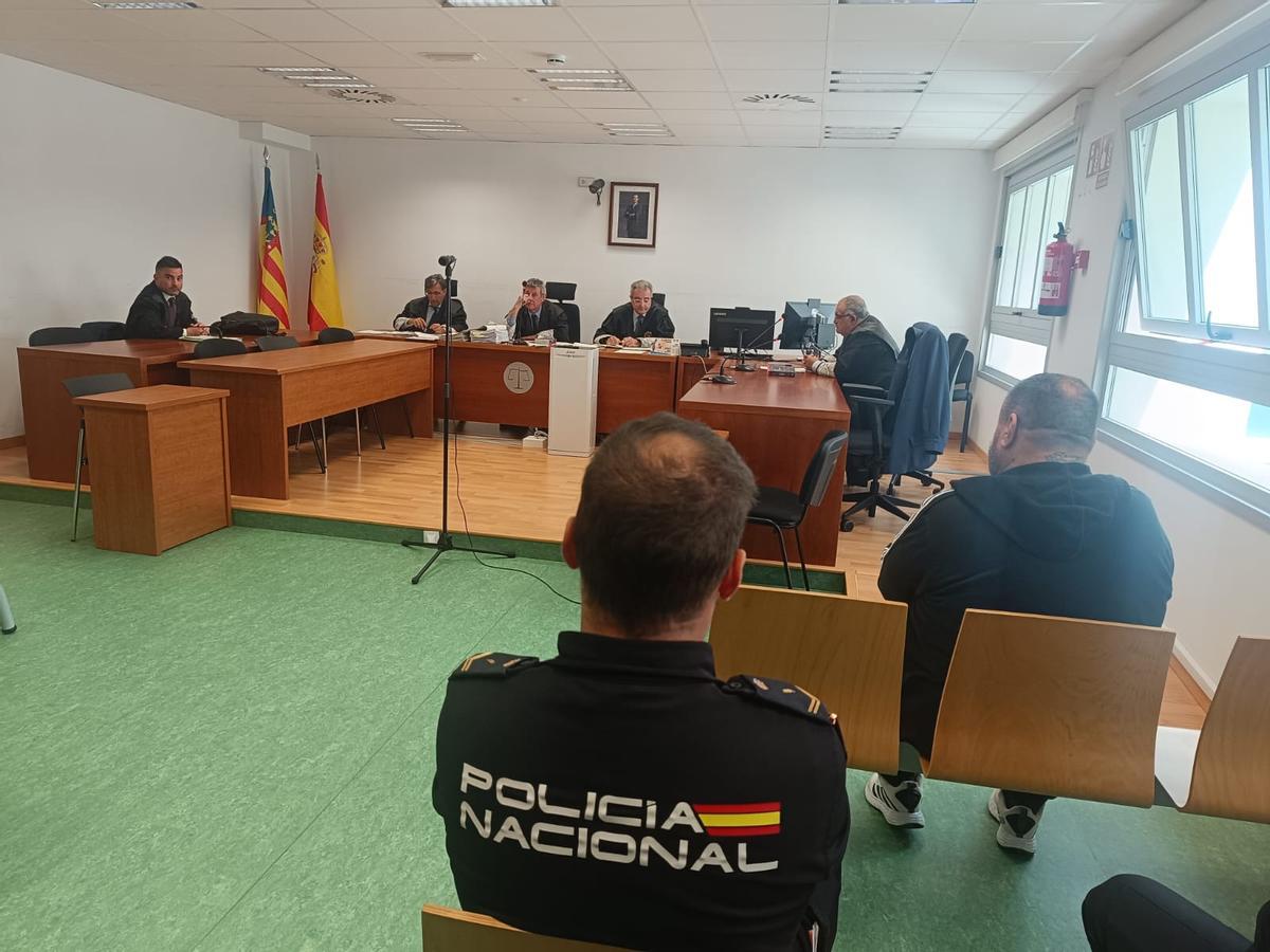 El acusado sentado de espaldas en el banquillo al inicio del juicio en la Audiencia.