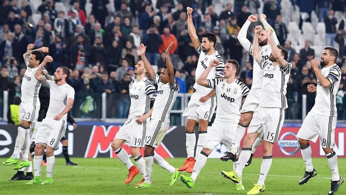Los futbolistas de la Juventus celebran la victoria ante el Porto en la eliminatoria de octavos de final de la Liga de Campeones
