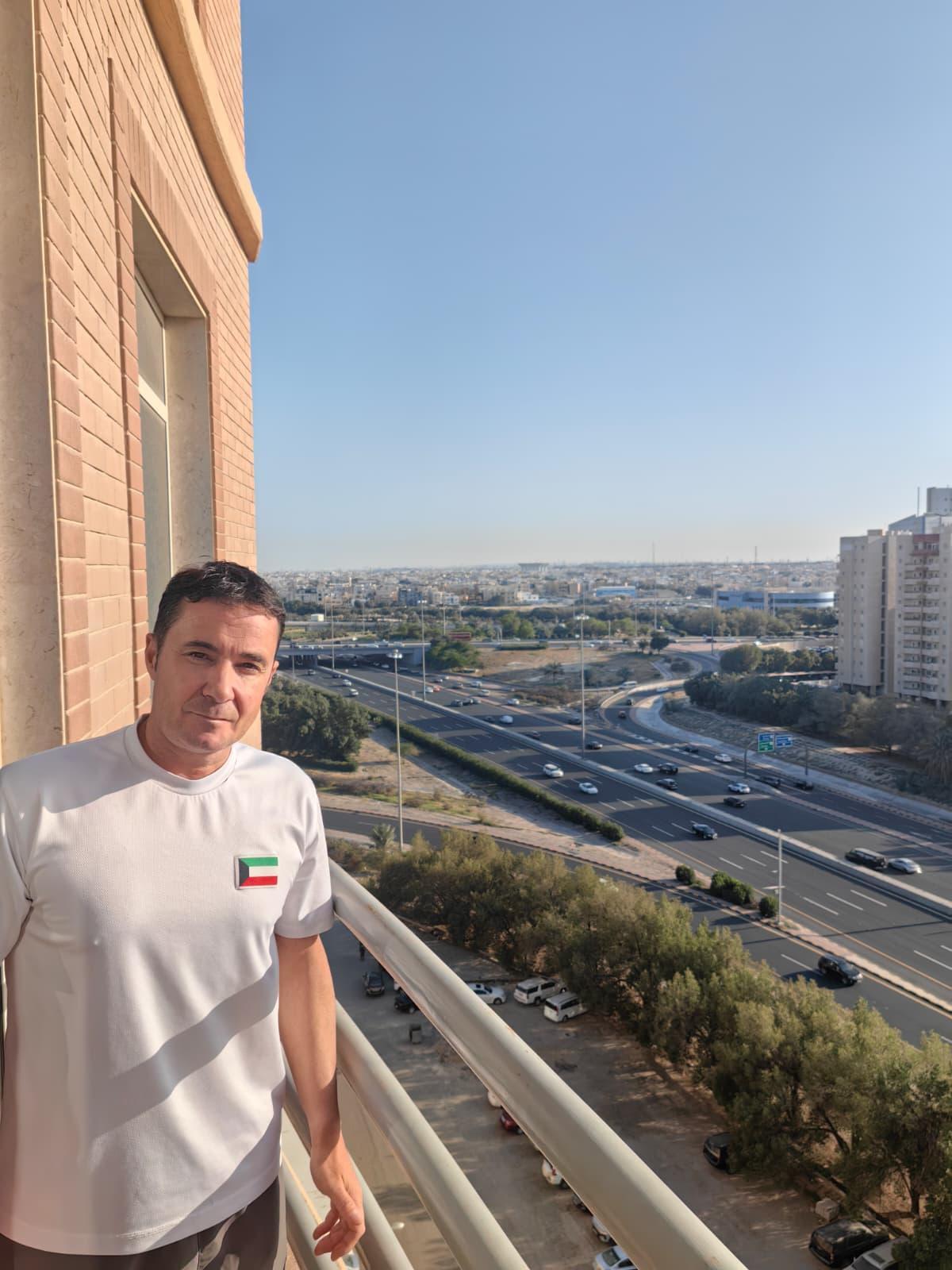 El ilicitano Pablo Plaza desde su balcón en Kuwait en una imagen facilitada por él mismo