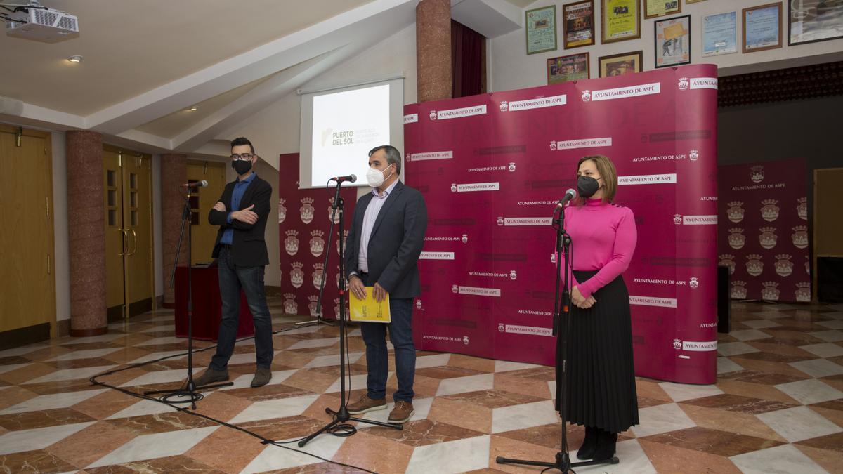 Los alcaldes de Novelda, Aspe y Monforte del Cid presentando el proyecto a los empresarios de la zona.