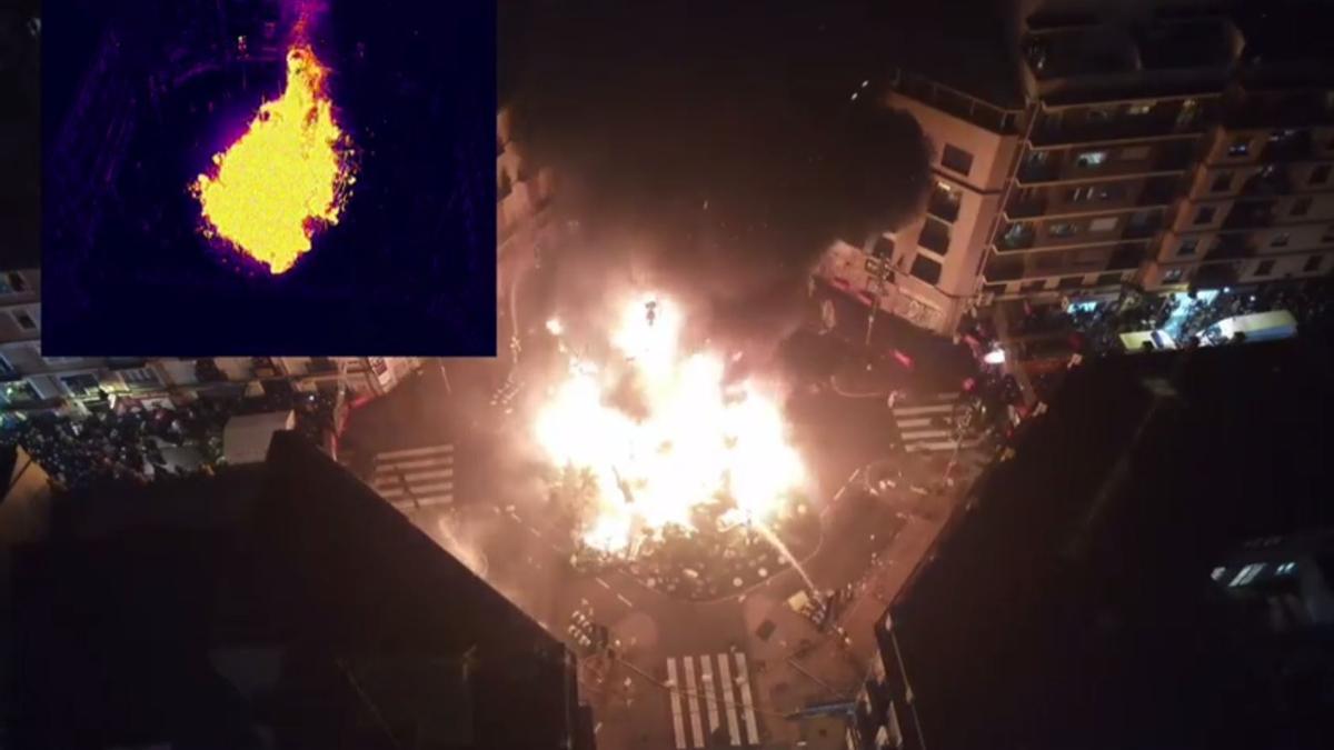 Las dos cámaras en la "cremà" de la falla Convento.