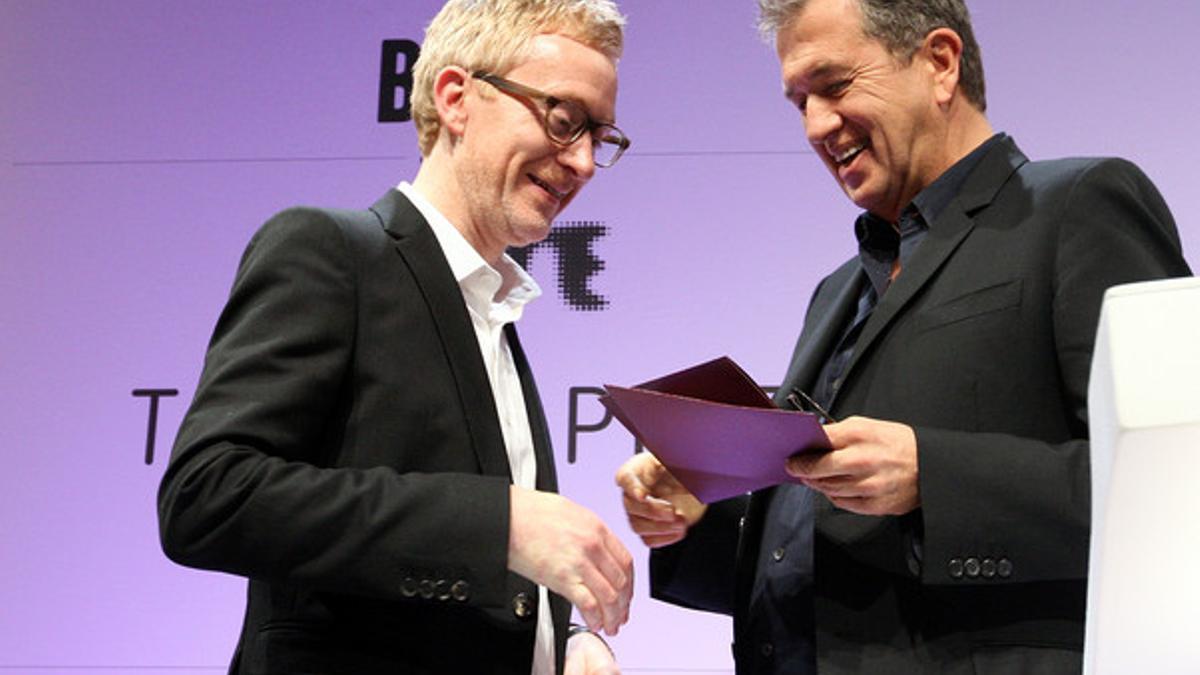 Martin Boyce (izquierda) recoge el premio Turner de manos de Mario Testino, el lunes, en Gateshead.