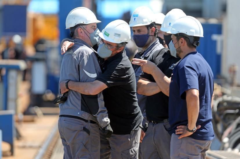 Loa abrazos entre los operarios de Freire tras la botadura