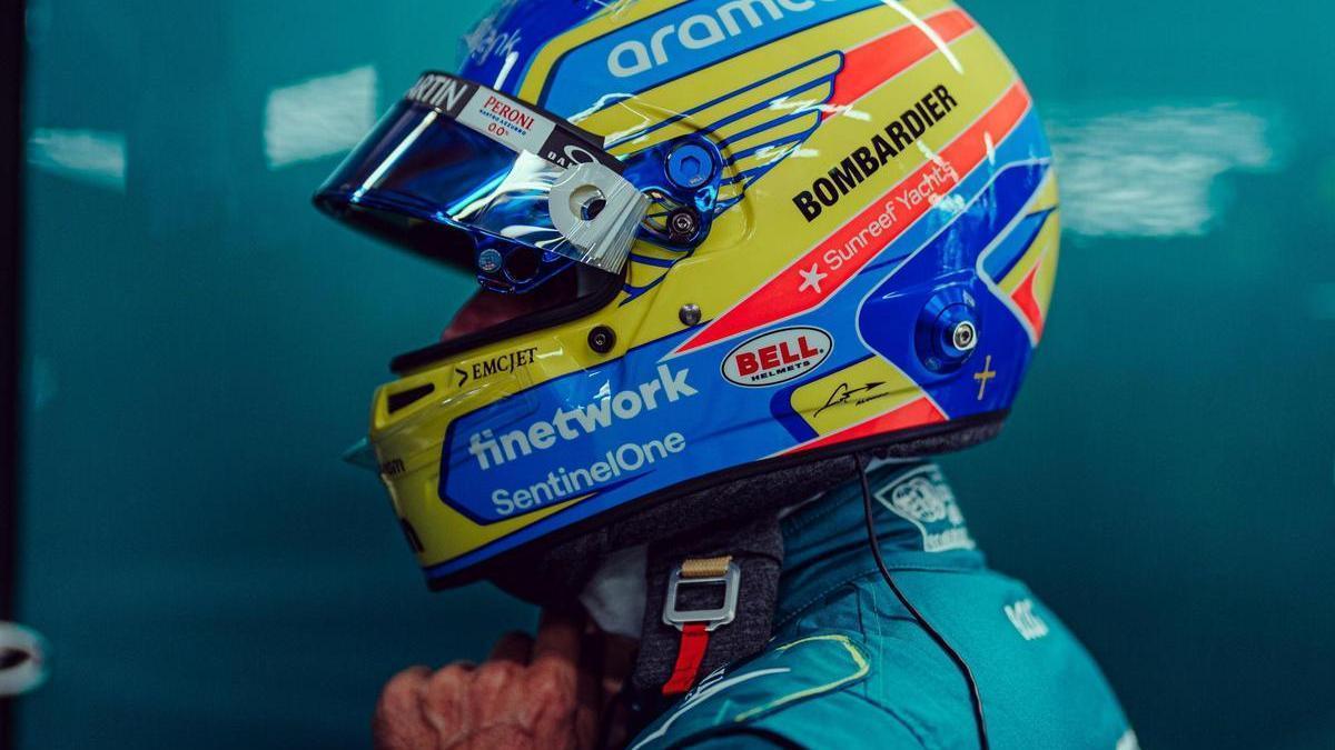 Fernando Alonso se abrocha en casco en el box de Aston Martin