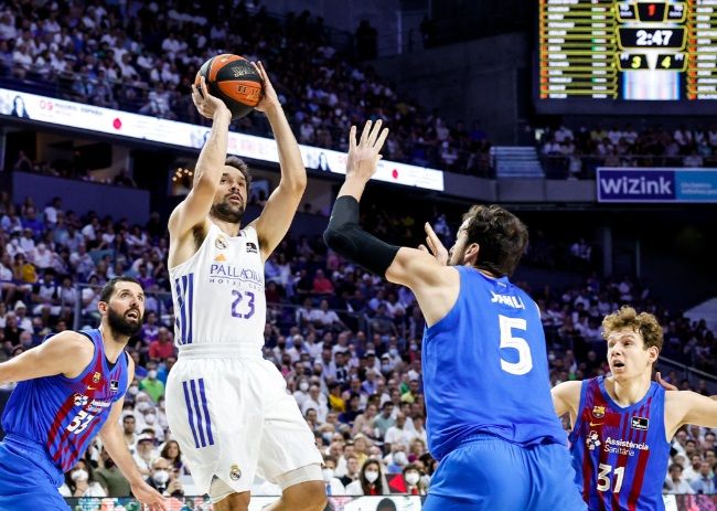 Sergio Llull se levanta sobre la defensa azulgrana en el cuarto partido de la final.