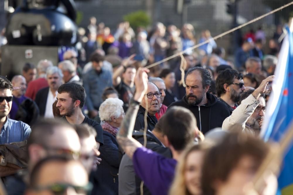 Ambiente en la calle durante la entrada a los premios y concentración antimonarquía