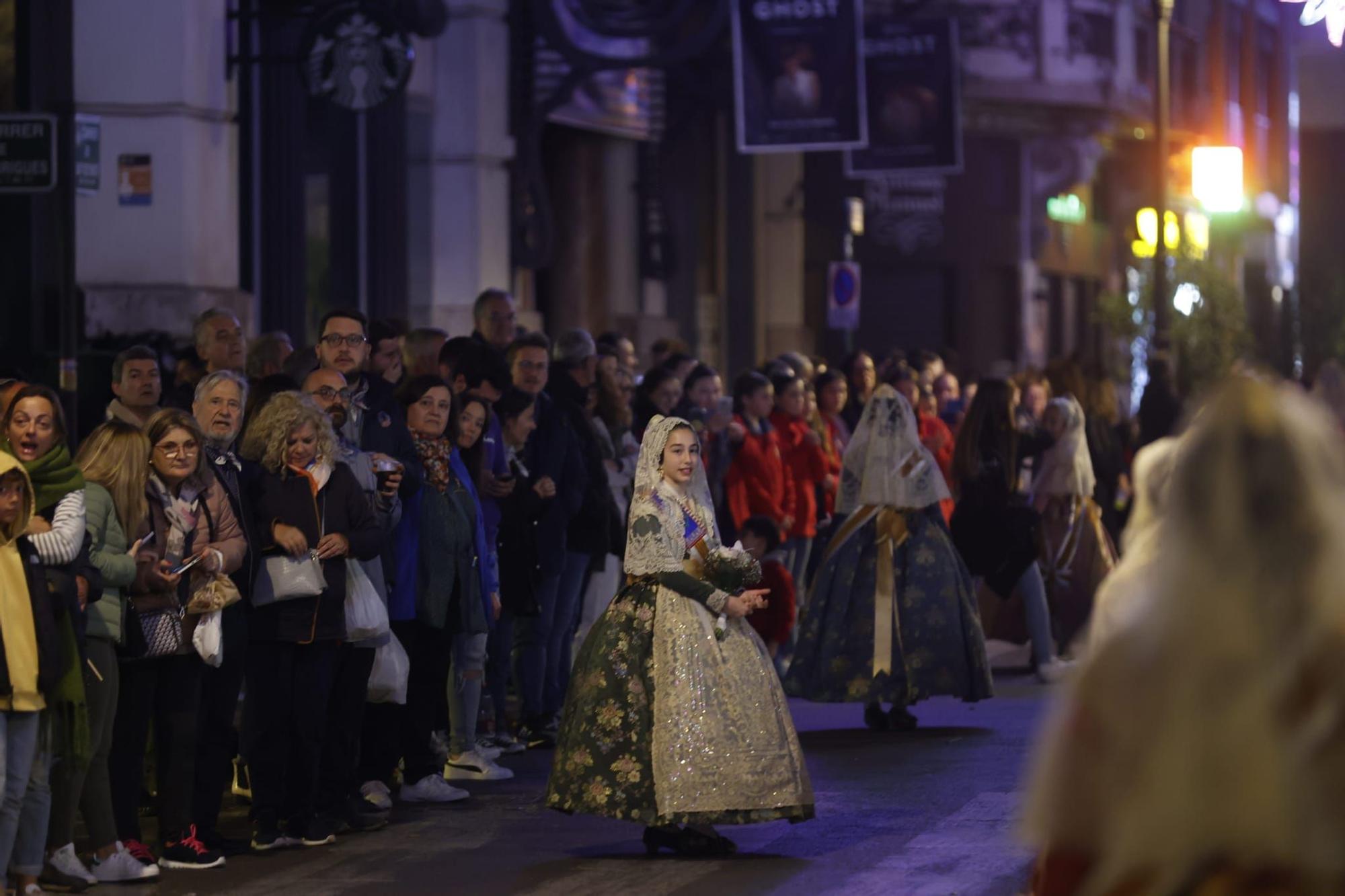 Ofrenda Fallas 2023 | Así ha sido la llegada de Paula Nieto a la plaza de la Virgen