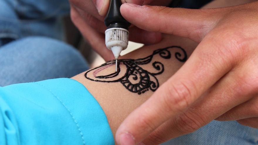 ¡Cuidado con los tatuajes de henna negra provisionales! Pueden producir reacciones adversas