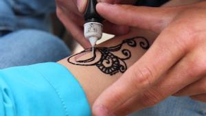 Los tautajes de tatuaje henna negra pueden ser peligrosos