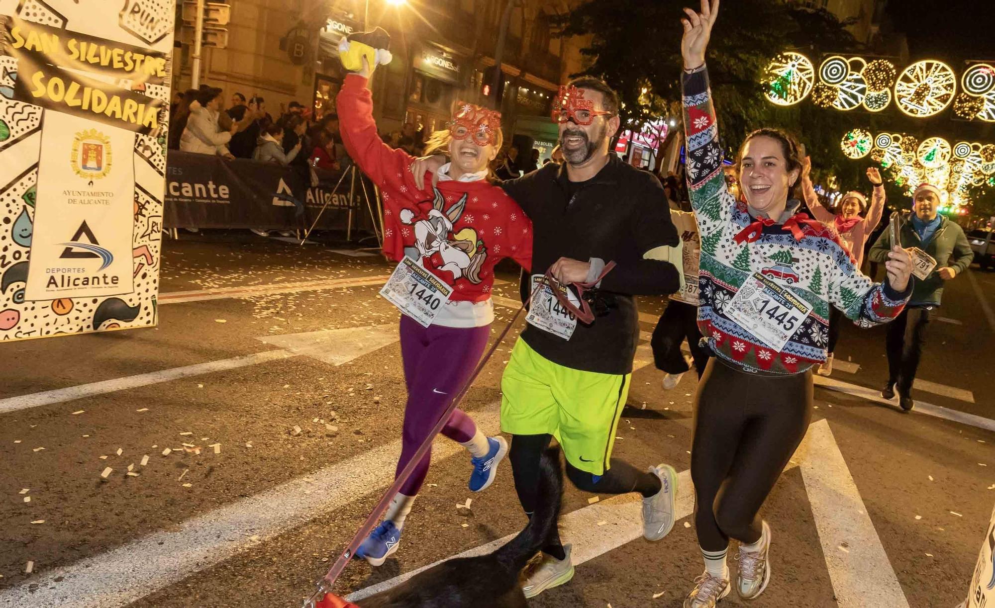 La San Silvestre de Alicante llena de colorido la ciudad