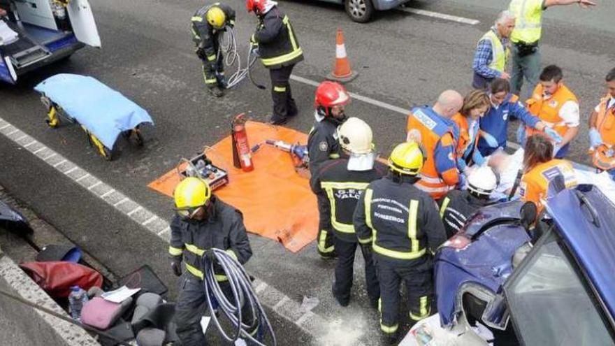 Un coruñés, herido grave tras empotrar su vehículo contra un camión en Valga