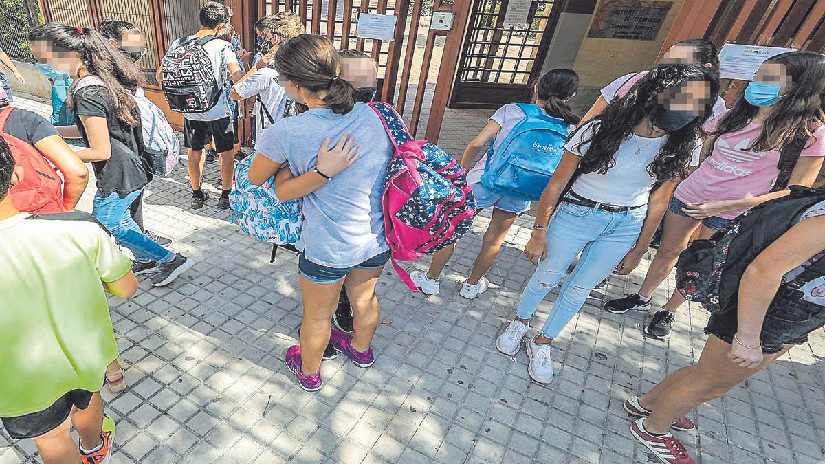 Un grupo de alumnos y alumnas ayer, en el IES La Asunción, abrazándose y sin mascarilla a la salida del centro educativo.