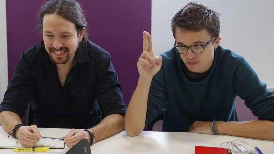 Iglesias y Errejón, durante la reunión del Consejo Ciudadano celebrada ayer en Madrid. // Efe