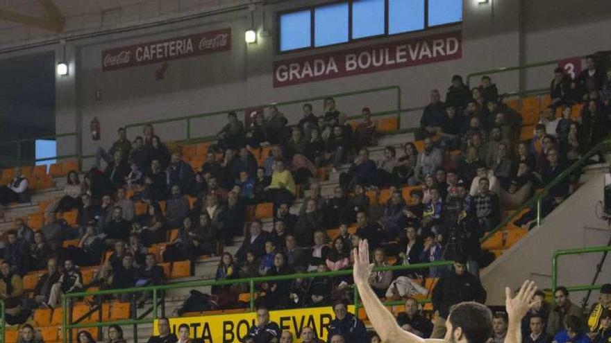 El base cobista Pepo Vidal, en una acción de ataque. // Brais Lorenzo