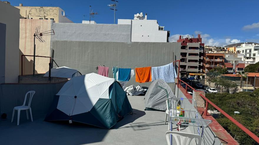 Urbanismo ordena la inmediata retirada de las tiendas de campaña en la azotea de un edificio de Santa Cruz y el cese de la actividad de alquiler vacacional