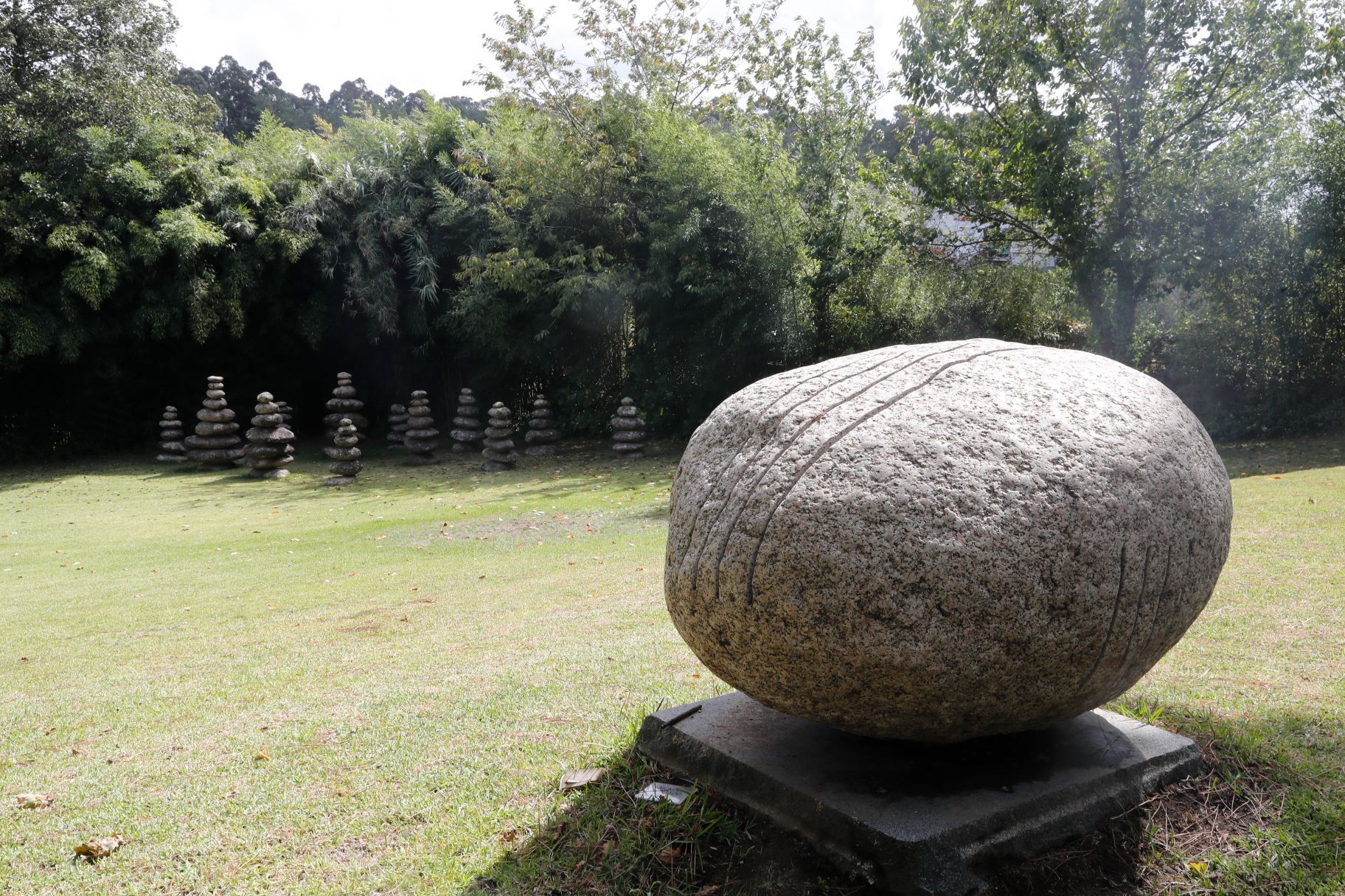 Manolo Paz, el escultor que penetra en la piedra