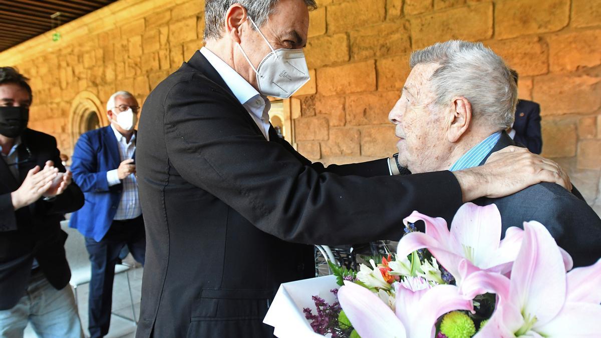 El expresidente Zapatero saluda a el represaliado Josep Sala durante el acto de homenaje en León.