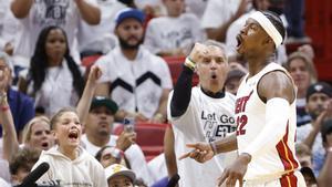 Butler celebra una canasta ante la encendida afición de Miami