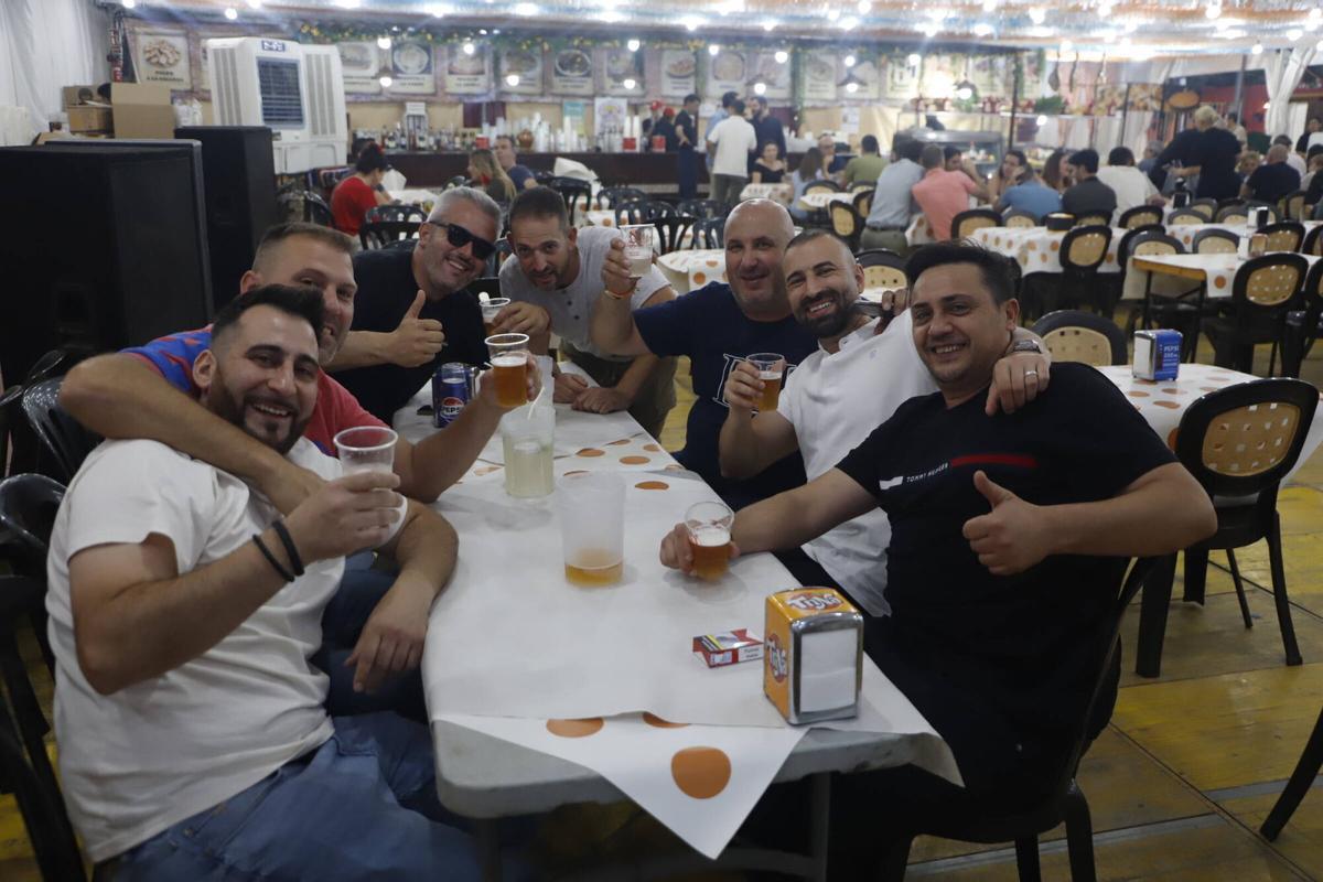 Los cordobeses disfrutan de la fiesta desde horas antes del encendido de la portada Los cordobeses disfrutan de la fiesta desde horas antes del encendido de la portada