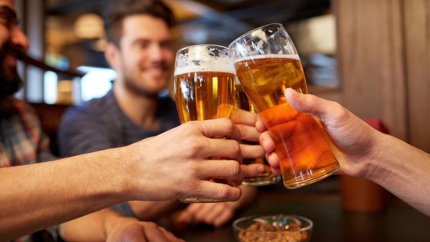 Un experto explica por qué no es bueno beber la cerveza directamente del botellín