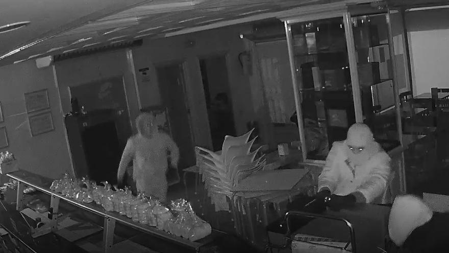 Cuatro encapuchados roban la caja de autopago de una confitería de San Pedro: así fue el atraco
